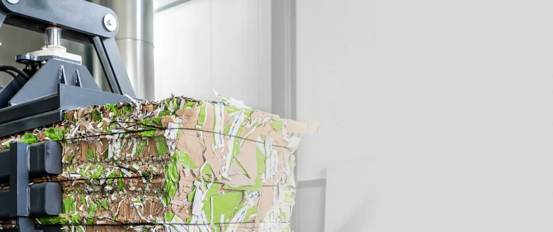 Cubo compacto con papel y cartón prensados para reciclaje industrial gestionado por Ecología Empresarial mediante procesos responsables.