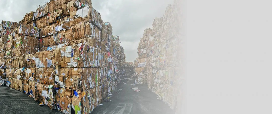 Cubos apilados de papel y cartón preparados para reciclaje industrial mediante programas especializados desarrollados por Ecología Empresarial.