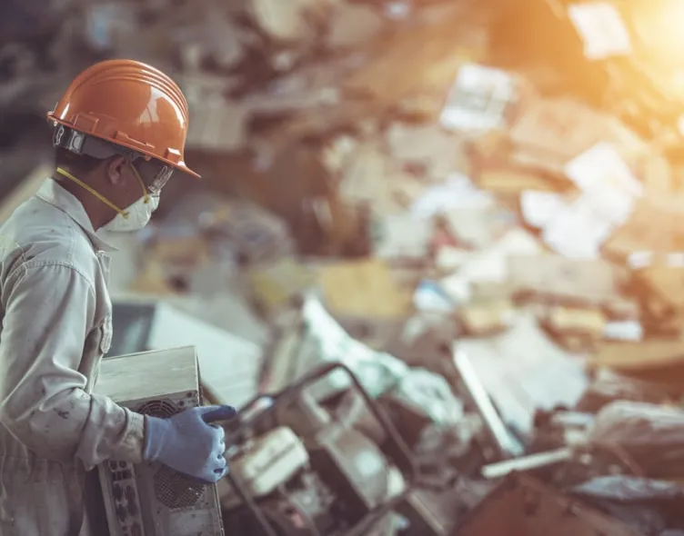 Técnico organiza dispositivos electrónicos para su reciclaje y disposición responsable mediante servicios especializados de Ecología Empresarial.