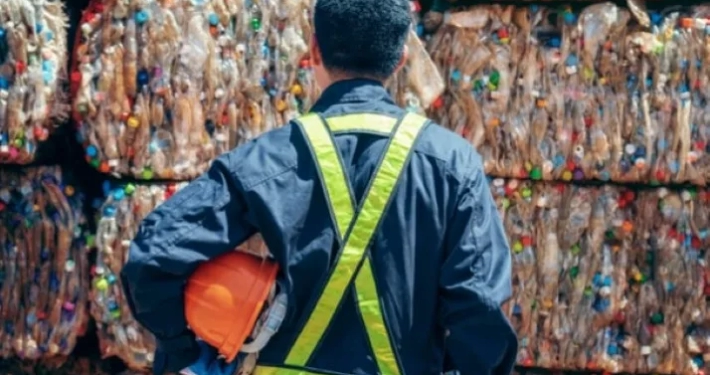 Contenedores industriales destinados al reciclaje y gestión de residuos permiten clasificar materiales de manera segura, eficiente y organizada.