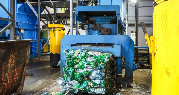 Personal especializado realiza reciclaje y gestión de residuos durante la recolección organizada de materiales industriales para su correcto aprovechamiento.